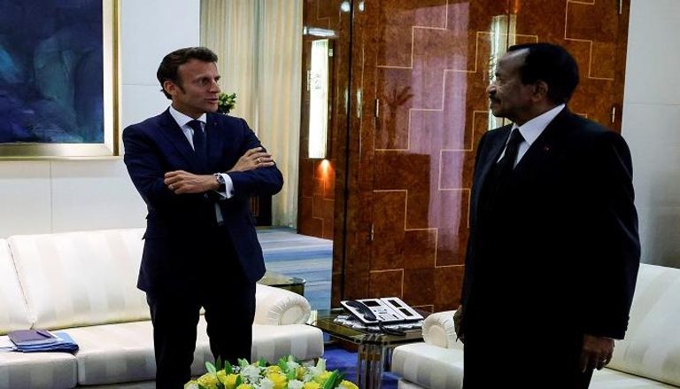الرئيس الفرنسي إيمانويل ماكرون يتحدث مع رئيس الكاميرون بول بيا - أ ف ب