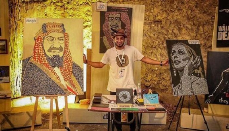 التشكيلي السعودي محمد باجبير مع لوحاته