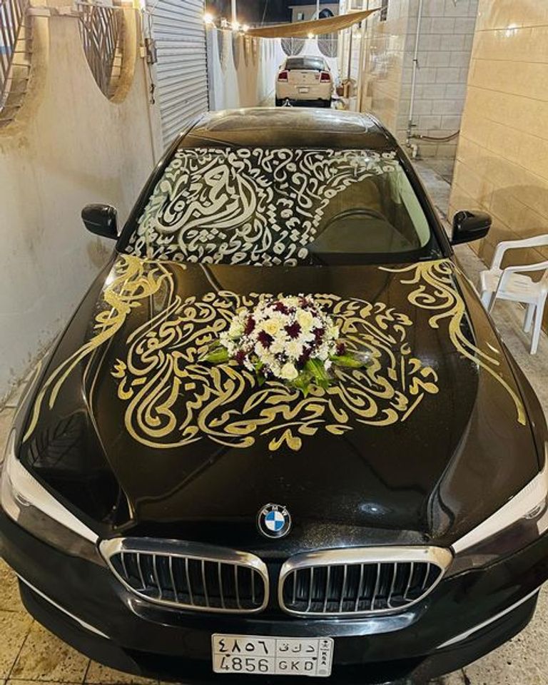 التشكيلي السعودي محمد باجبير مع لوحاته