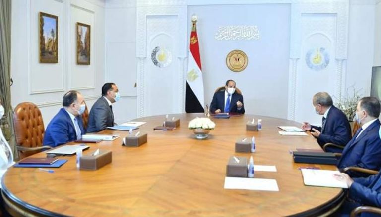 جانب من اجتماع الرئيس المصري مع عدد من أعضاء الحكومة