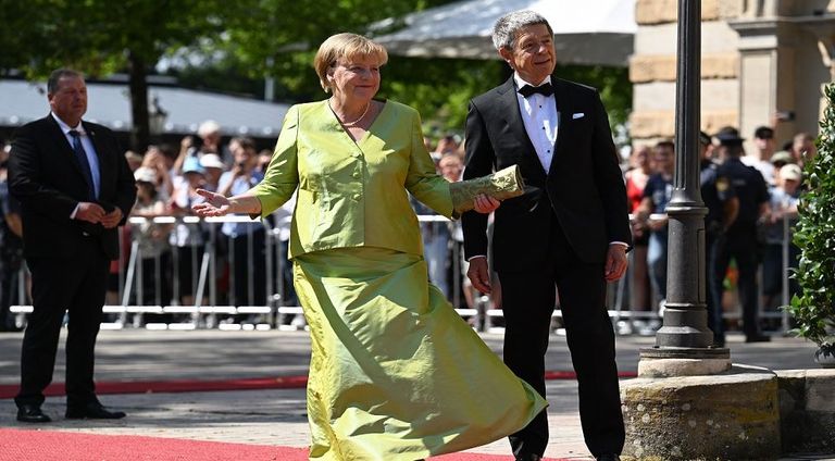 المستشارة الألمانية السابقة أنجيلا ميركل لحظة وصولها لمهرجان بايرويت