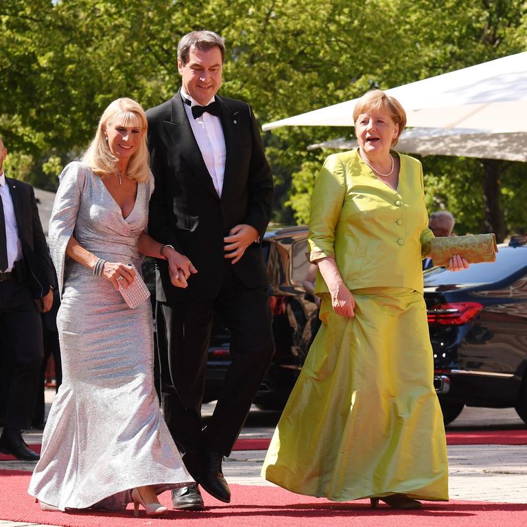 المستشارة الألمانية السابقة أنجيلا ميركل لحظة وصولها لمهرجان بايرويت