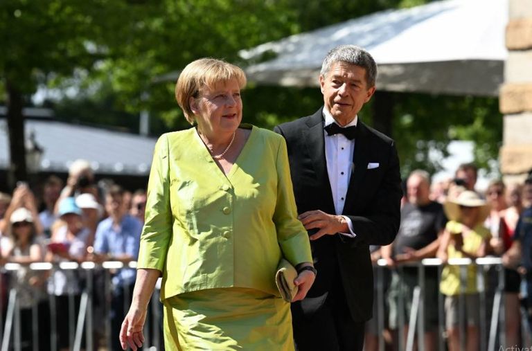 المستشارة الألمانية السابقة أنجيلا ميركل لحظة وصولها لمهرجان بايرويت