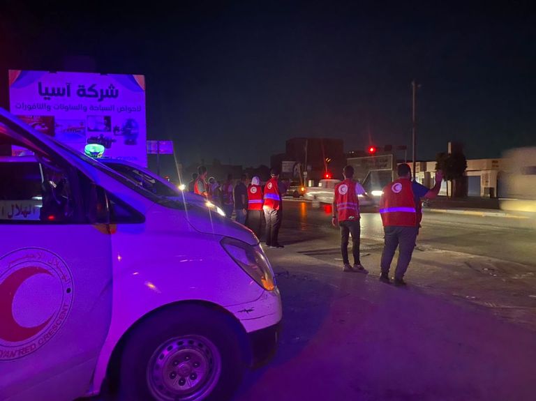 أحد رجال الهلال الأحمر الليبي- أرشيفية