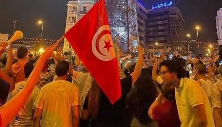 جانب من الاحتفالات في وسط العاصمة تونس