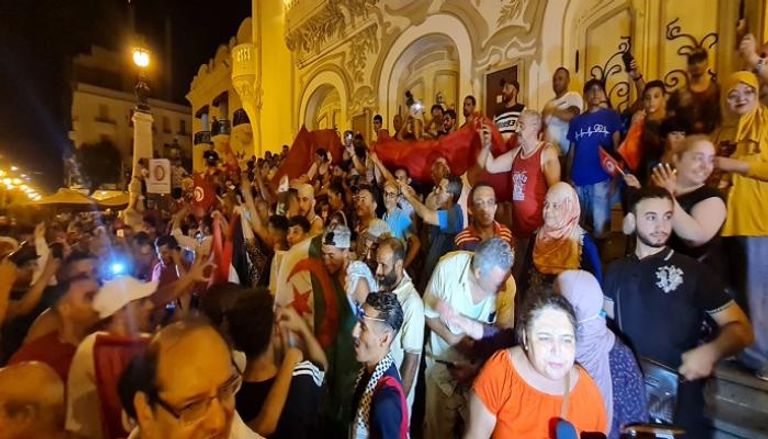 التونسيون يحتفلون بنجاح الدستور الجديد