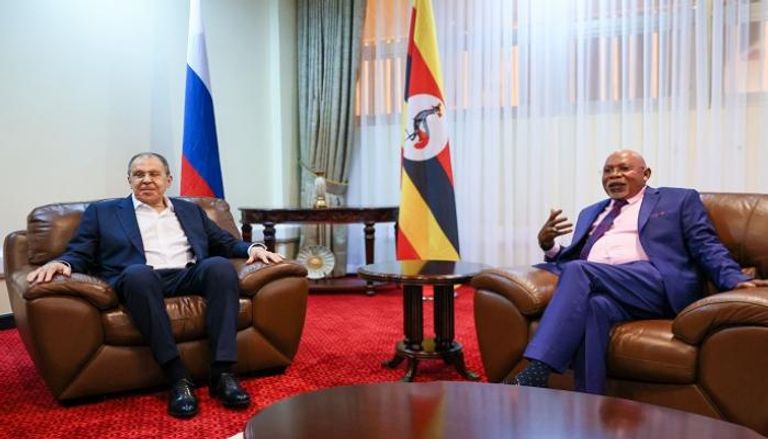 وزير خارجية أوغندا خلال استقباله نظيره الروسي 