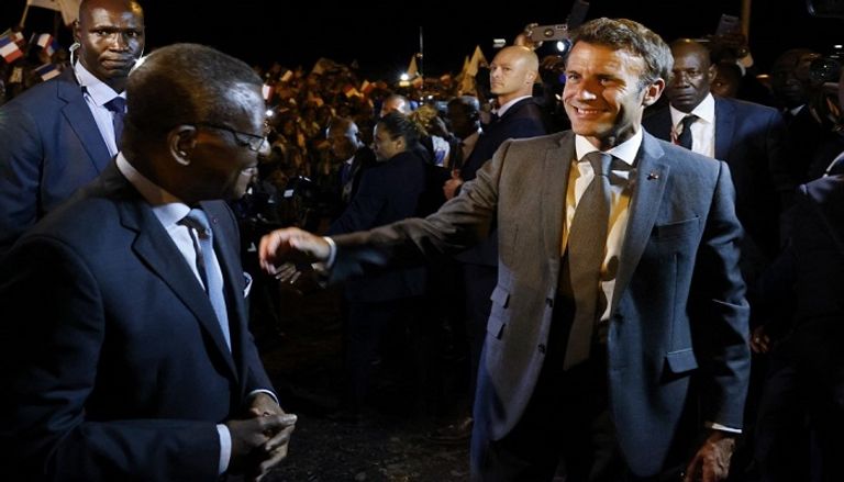 الرئيس الفرنسي إيمانويل ماكرون عقب وصوله للكاميرون- أ.ف.ب