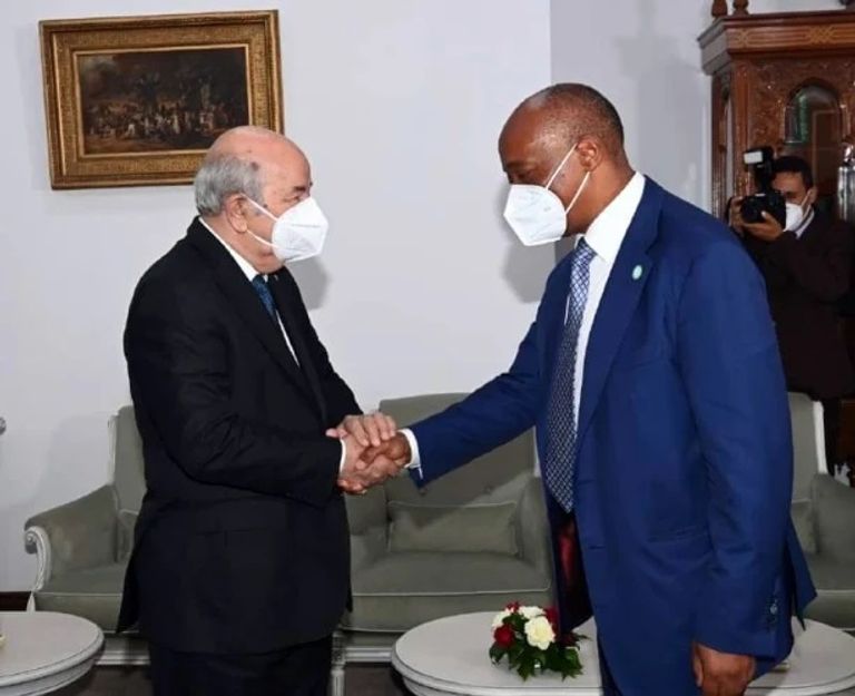 الرئيس الجزائري عبدالمجيد تبون مع باتريس موتسيبي كأس أمم أفريقيا