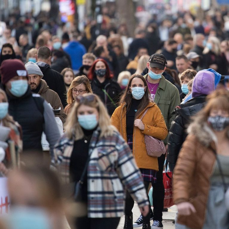 أشخاص ينتظرون إجراء اختبارات الكشف عن كورونا