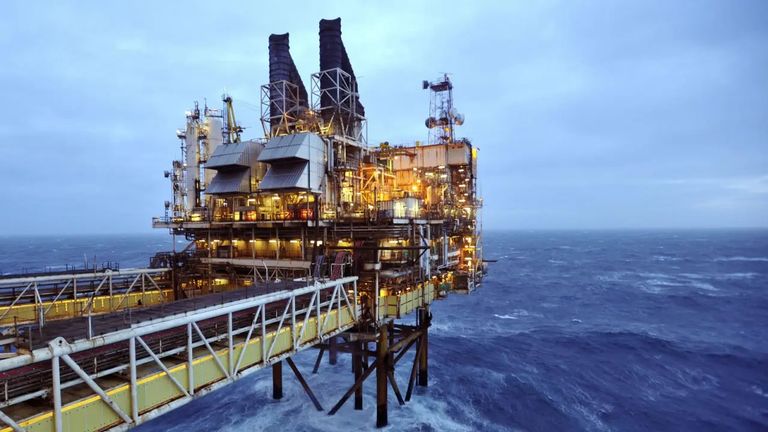 حقل نفطي غازي في سواحل غينيا بيساو الرئيس الفرنسي إيمانويل ماكرون - أرشيفية