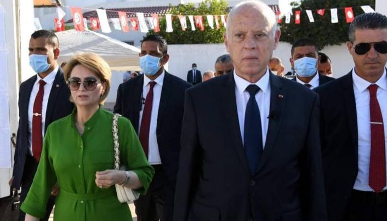 الرئيس التونسي قيس سعيد وزوجته خلال يوم الاستفتاء