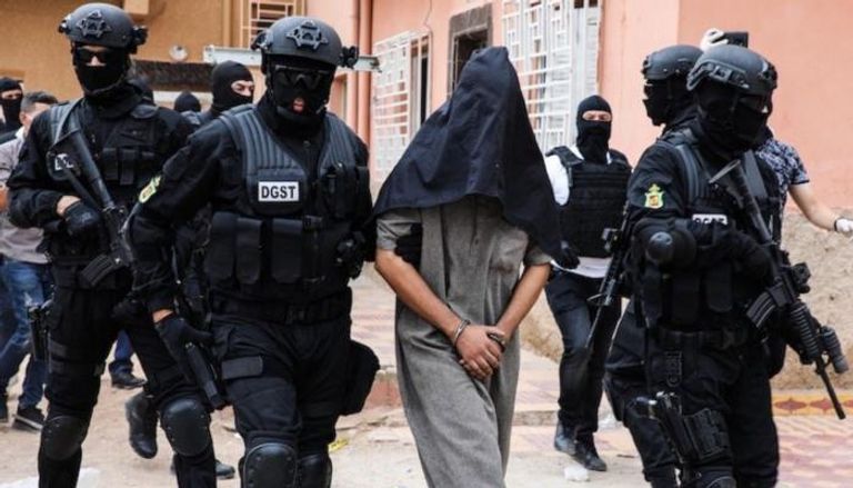 عناصر أمنية بالمغرب أثناء اعتقال أحد المشتبه به - أرشيفية