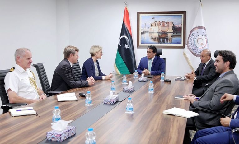 محمد المنفي والسفيرة البريطانية