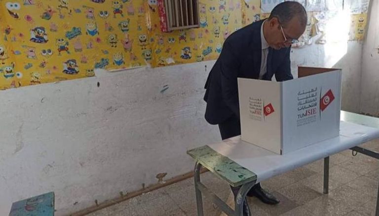 تونسي يدلي بصوته في الاستفتاء