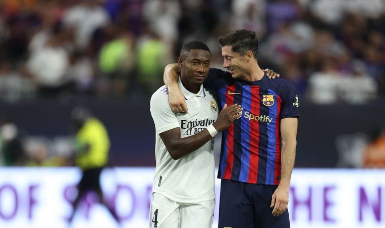 ليفاندوفسكي وألابا في مباراة ريال مدريد وبرشلونة الودية