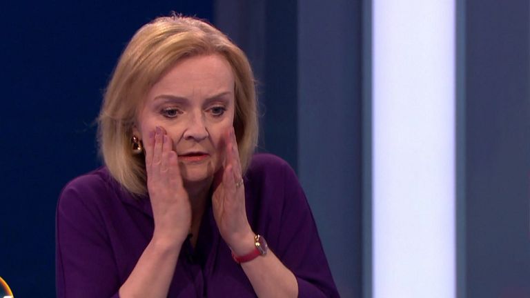 من اليمين في الصورة الثلاثية- تراس والمذيعة وسوناك