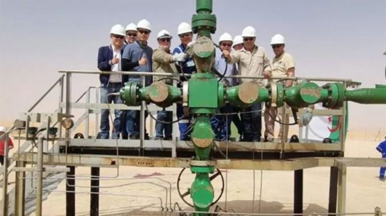 عمال جزائريون وتايلانديون خلال بدء تشغيل انتاج النفط الخام جنوبي الجزائر مقر شركة سوناطراك النفطية الجزائرية - أرشيفية