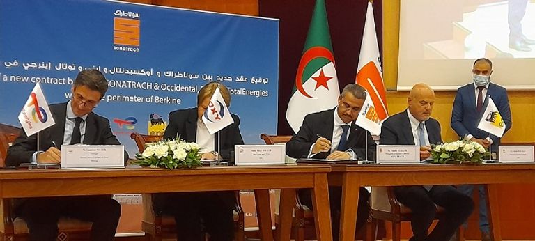 لحظة توقيع سوناطراك عقدا ضخما مع 3 شركات نفطية عالمية مقر شركة سوناطراك النفطية الجزائرية - أرشيفية