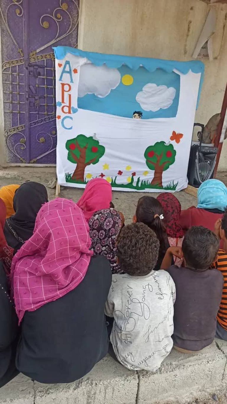 أطفال يمنيون يشاهدون مسرح الدمى