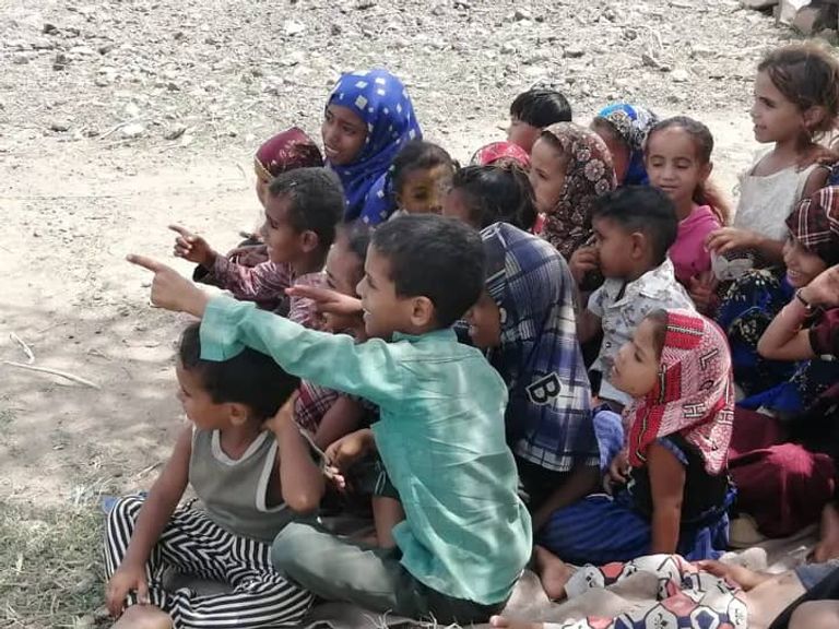 أطفال يمنيون يشاهدون مسرح الدمى