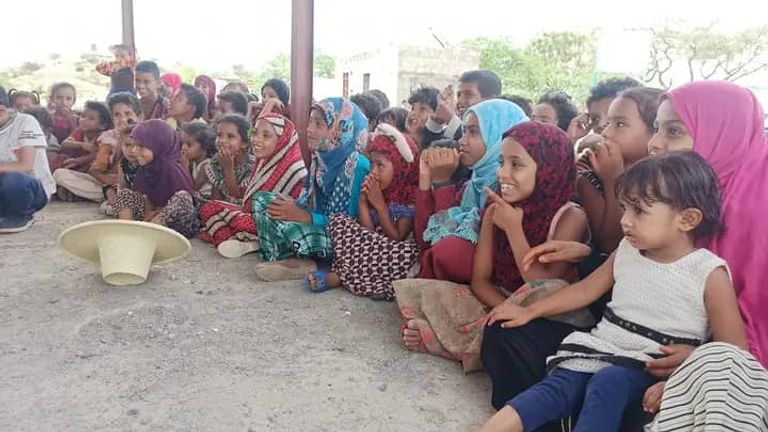 أطفال يمنيون يشاهدون مسرح الدمى