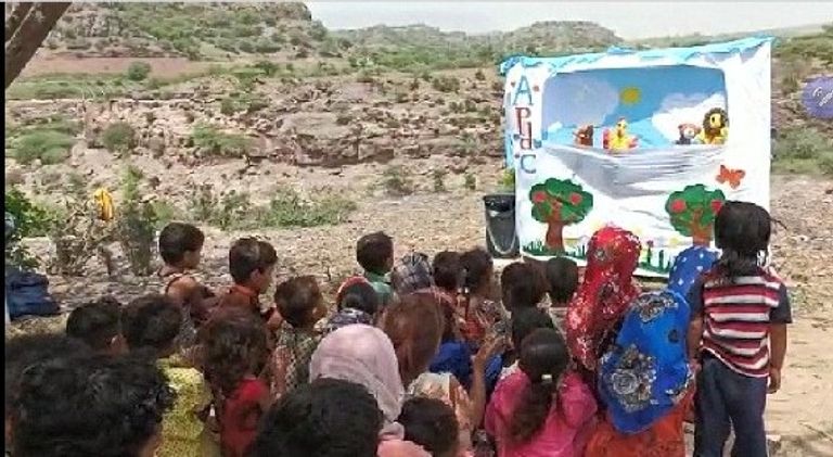 أطفال يمنيون يشاهدون مسرح الدمى
