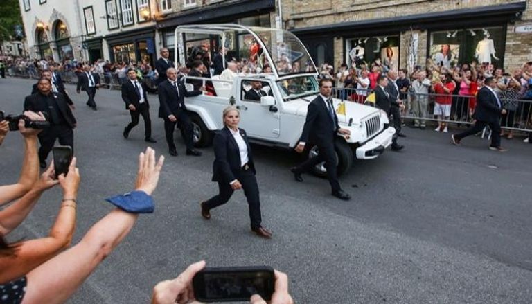 جوالات الكنديين تلاحق البابا بآلاف الصور - الفرنسية