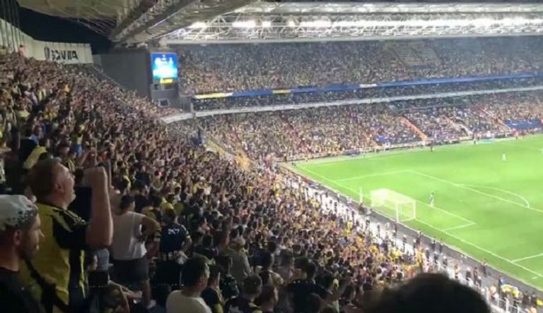 بوتين يركل الكرة في استعراض لمهاراته- أرشيفية