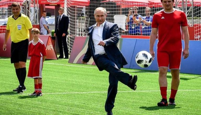 بوتين يركل الكرة في استعراض لمهاراته- أرشيفية