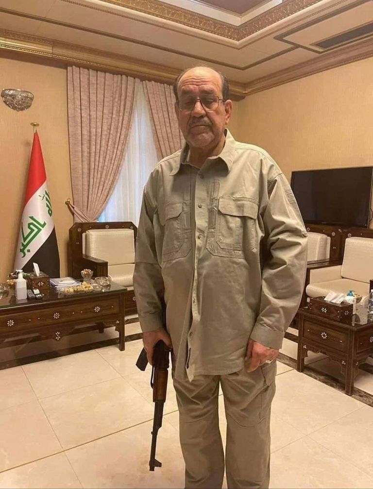 المالكي مسلحاً برفقة حماية شخصية عند المنطقة الخضراء