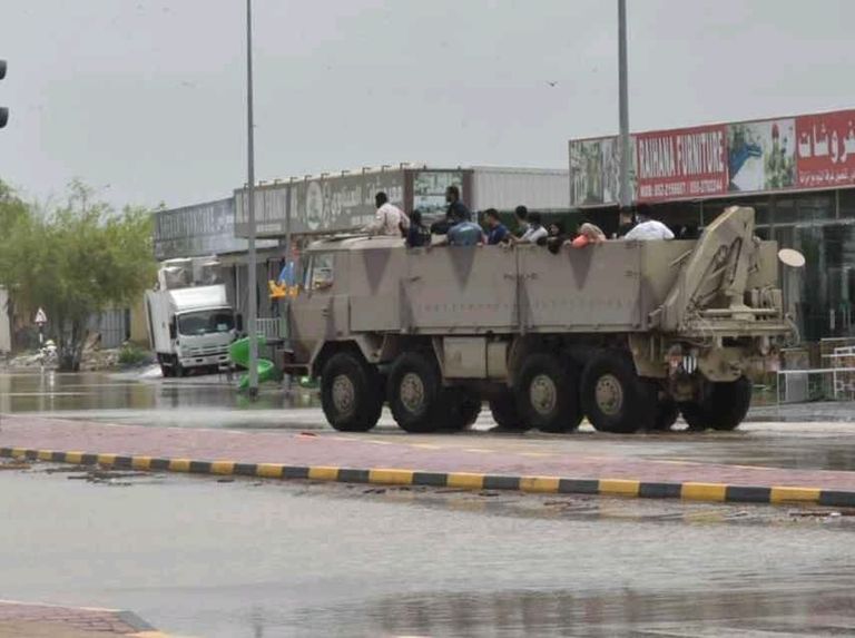 جانب من إجلاء المدنيين في الفجيرة لمناطق الإيواء