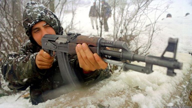 بندقية كلاشنكوف مع مصممها الروسي الراحل