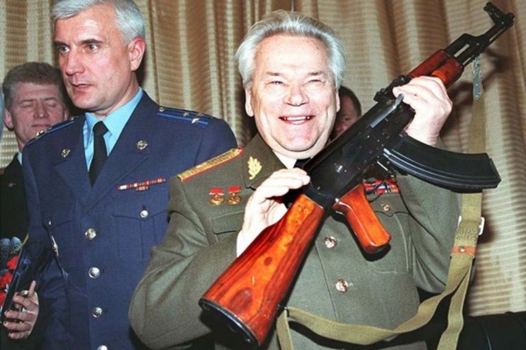 بندقية كلاشنكوف مع مصممها الروسي الراحل