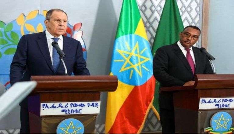 وزير خارجية روسيا لافروف خلال مؤتمر مع نائب رئيس وزراء إثيوبيا ميكونين