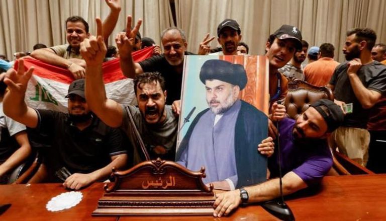 أنصار الصدر يرفعون صور زعيمهم على منصة رئيس البرلمان