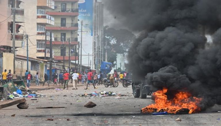 محتجون يغلقون الشوارع في كوناكري ويرشقون الحجارة (أ ف ب)