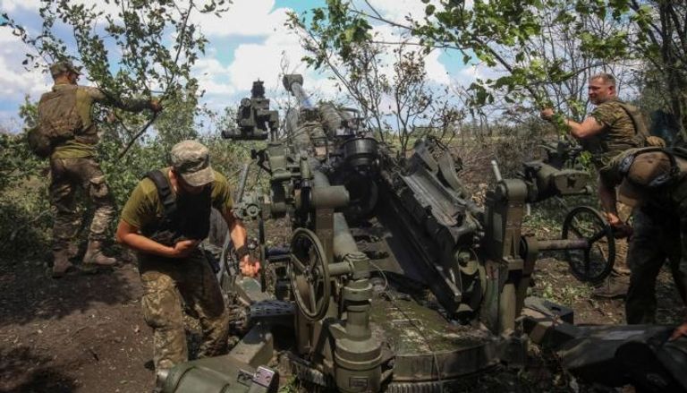 عناصر من الجيش الأوكراني يقصفون القوات الروسية بمدفع هاوتزر