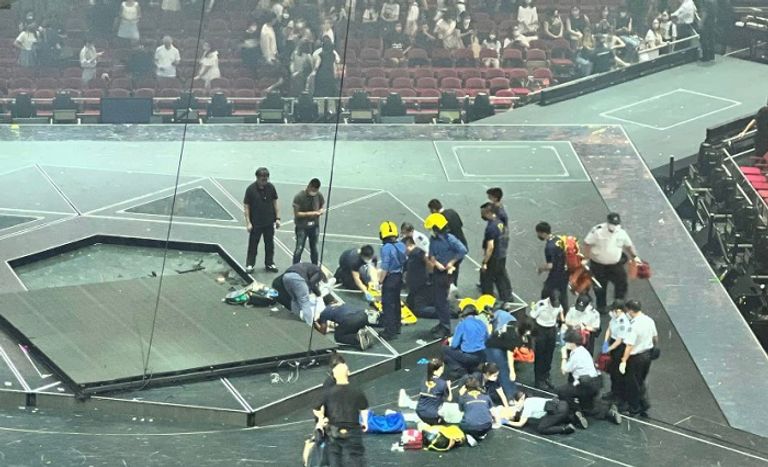 الشاشة عقب سقوطها على المسرح