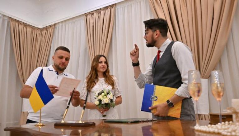 الأوكرانيون يقبلون على الزواج بكثافة