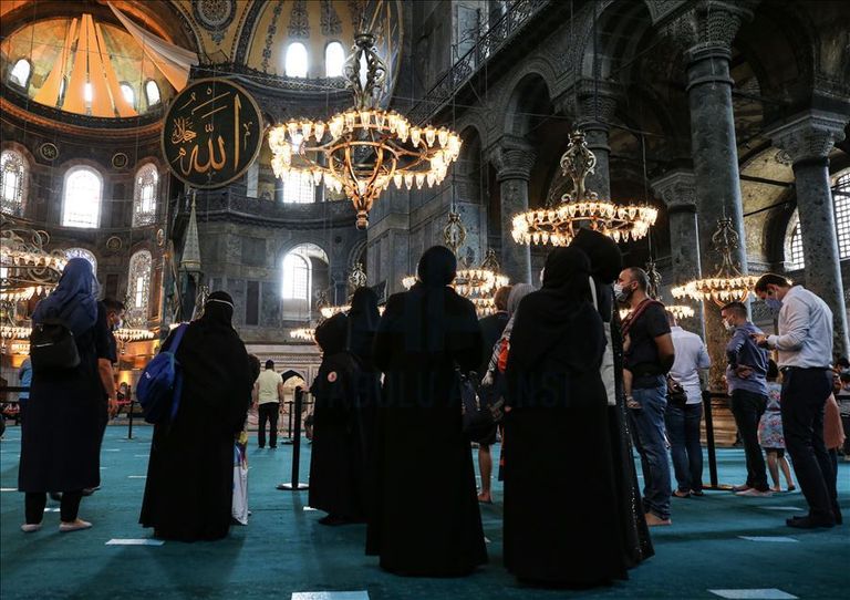 آيا صوفيا الزوار في طوابير بانتظار دخول المسجد