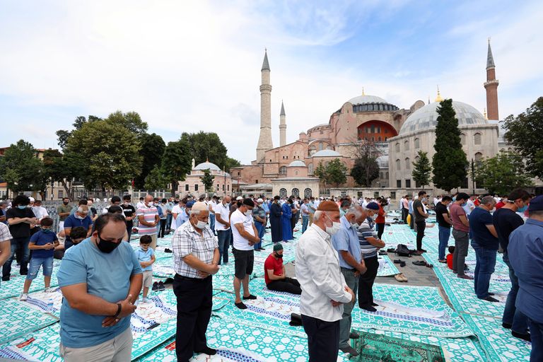 آيا صوفيا الزوار في طوابير بانتظار دخول المسجد