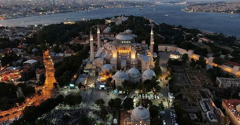 الزوار في طوابير بانتظار دخول المسجد