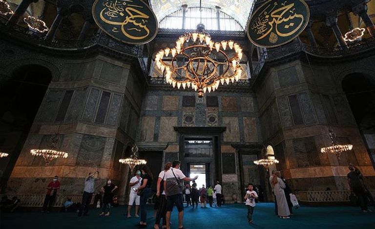 آيا صوفيا الزوار في طوابير بانتظار دخول المسجد