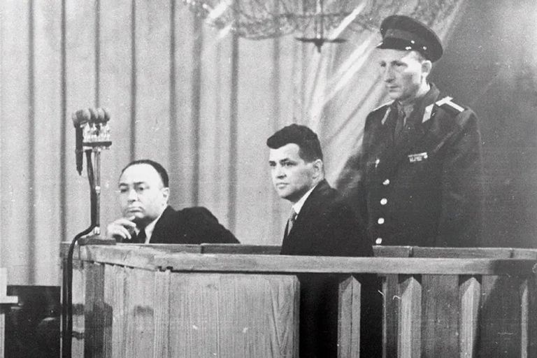 فرانسيس جاري باورز في الوسط