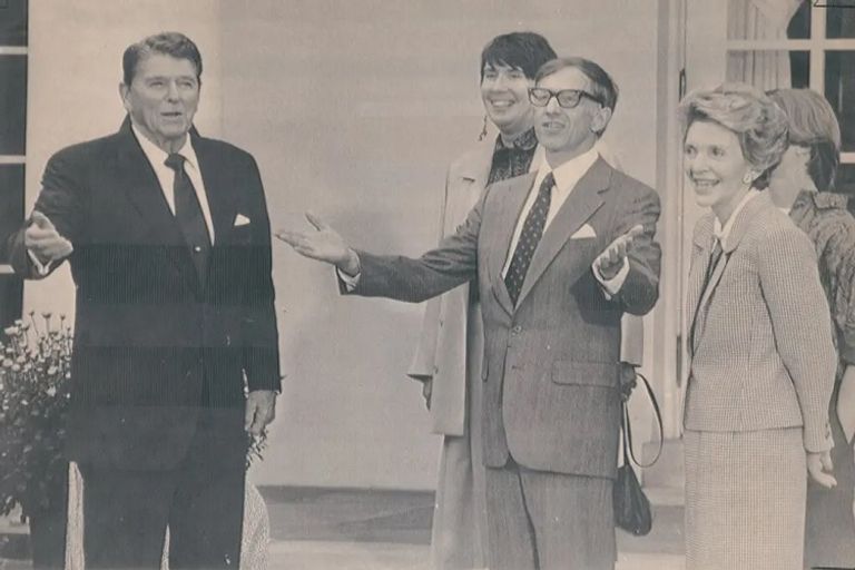 فرانسيس جاري باورز في الوسط