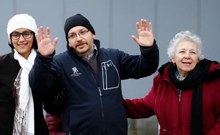 فرانسيس جاري باورز في الوسط