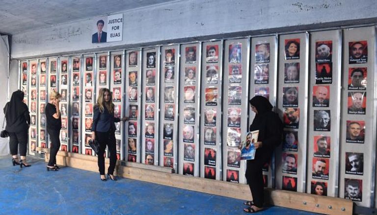 رفع صور ضحايا انفجار مرفأ بيروت  تحضيراً للذكرى.