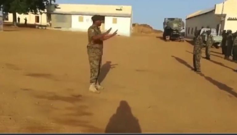 الضابط أيمن في وداع جنوده