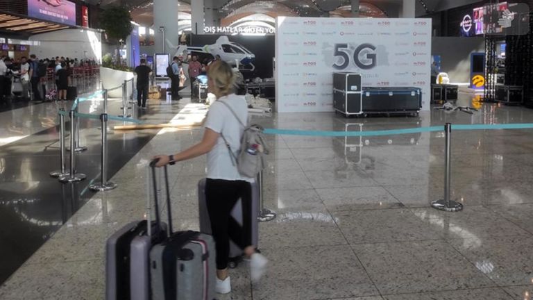 وزير النقل والبنية التحتية التركي خلال إطلاق الخدمة